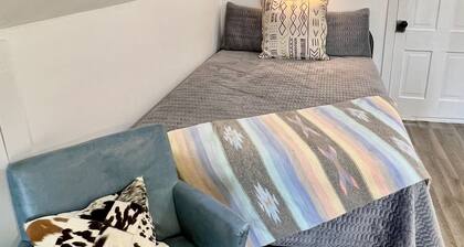 Homey Cottage- Close to Attractions- 3 bedrooms- Sleeps 10-13