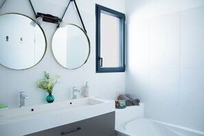 Duschwanne, Haartrockner, Handtücher