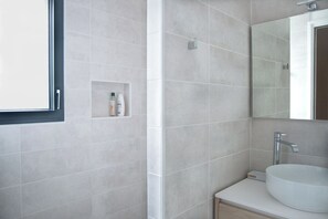 Combinazione doccia/vasca, asciugacapelli, asciugamani