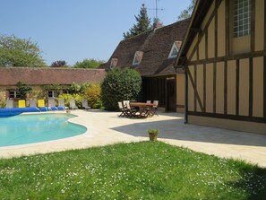 Outdoor pool, a heated pool - Normandy vacation home with swimming pool 12km from Verneuil sur avre (Mesnils sur Iton)