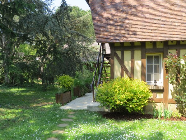 A traditional half-timbered house with a garden path leading to the entrance. - Normandy Vacation Home with Pool, 12 km from Verneuil-sur-Avre (Mesnils sur Iton)