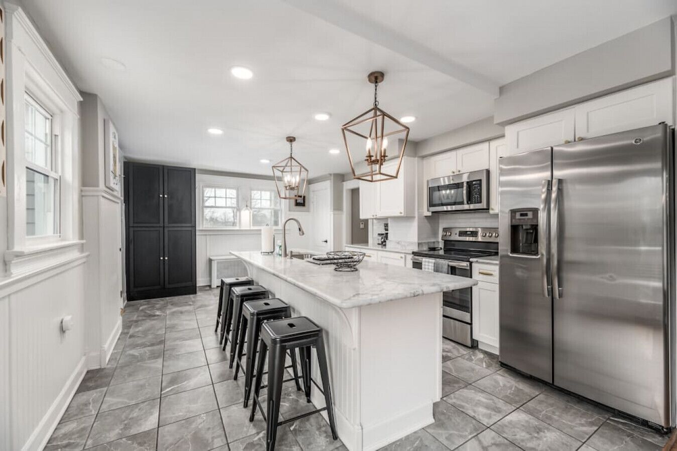 UXURY 3 BD HOME | SLEEPS 8 | LARGE BACKYARD