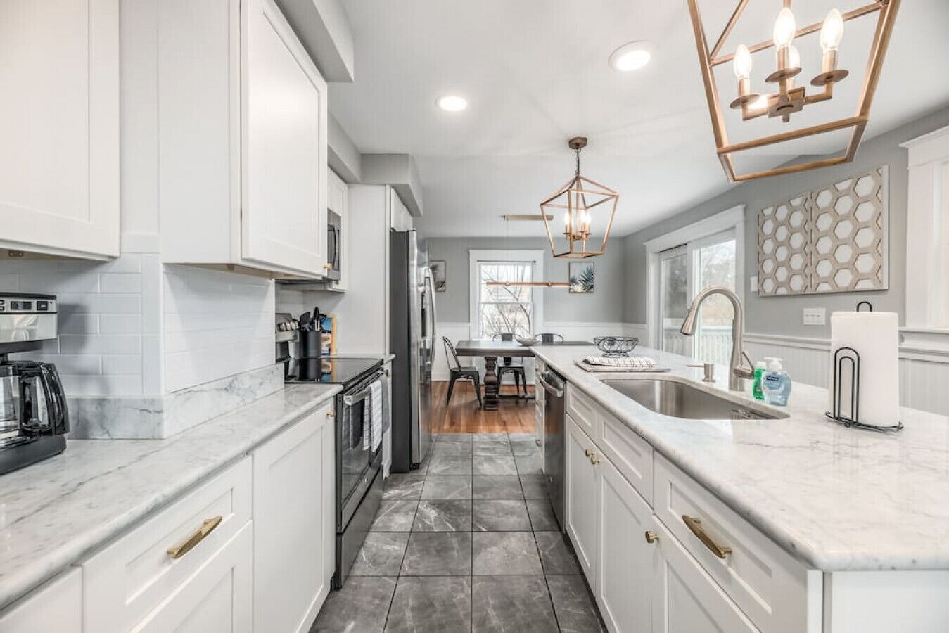 UXURY 3 BD HOME | SLEEPS 8 | LARGE BACKYARD