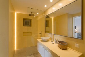 Shower, hair dryer, towels, soap - Luxurious, peacefull villa near Naousa (Naousa)