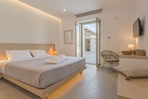 5 bedrooms, in-room safe, desk, iron/ironing board