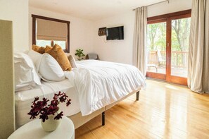 4 bedrooms, desk, travel crib, free WiFi - La Maison | Heated Pool • Hot Tub • Ski • Games (Stroudsburg)