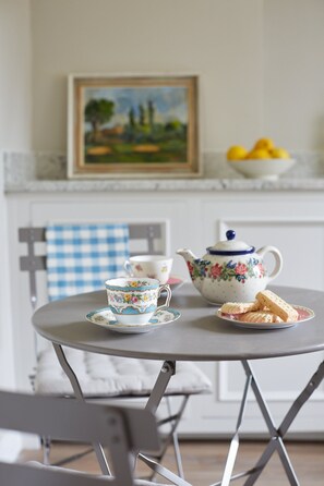 Exclusive Cottage, Ensuite, Garden View (Torrnalaich cottage) | Dining