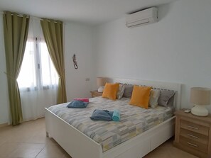 2 bedrooms, in-room safe, desk, iron/ironing board - Beautiful villa with private pool (Playa Blanca)