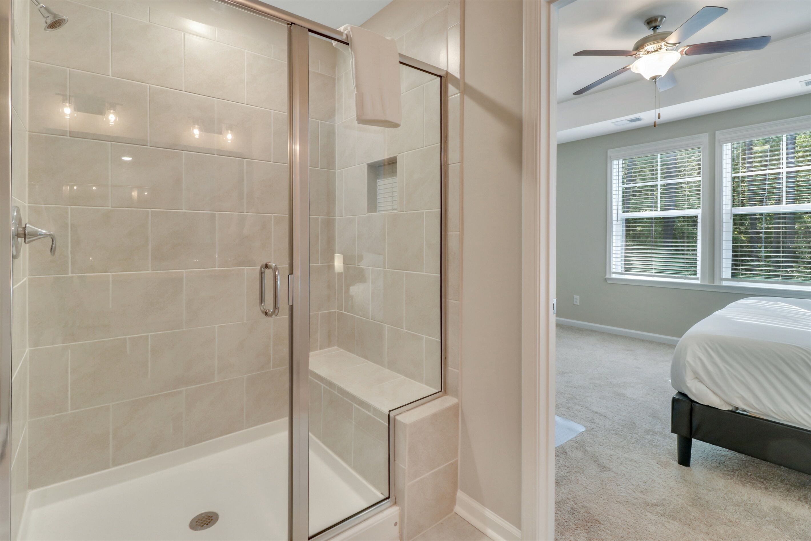 Combined shower/bathtub, towels