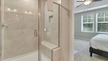 Combined shower/bathtub, towels
