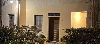 In the heart of Tuscany, beautiful garden with swimming pool, Casa di Ele awaits you