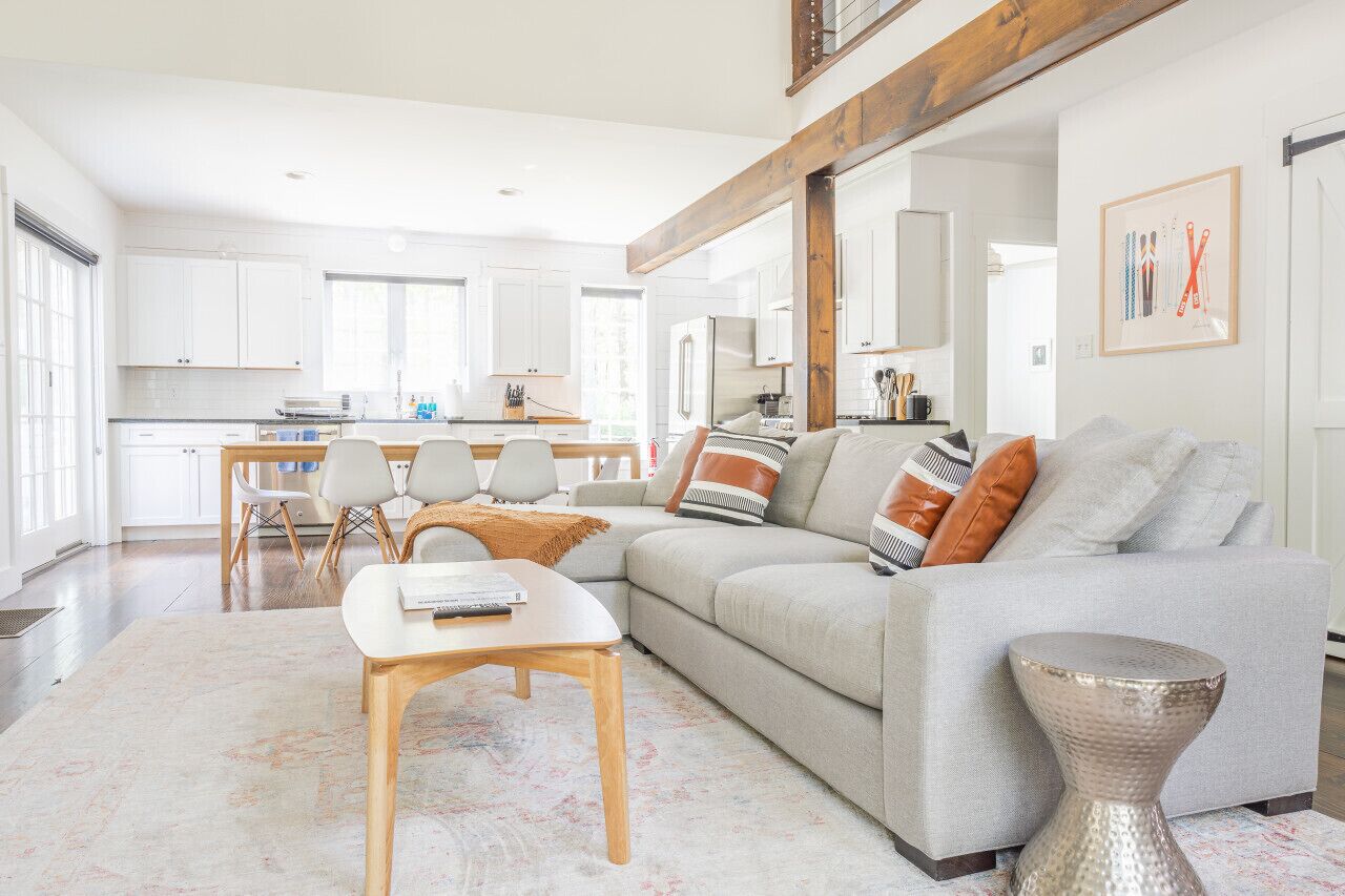 Smart TV, fireplace, books, stereo