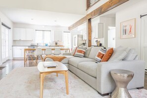 Smart TV, chimenea, libros y estéreo 