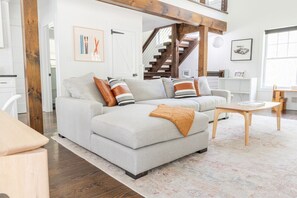 Älytelevisio, takka, kirjoja, stereot