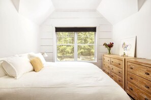 4 bedrooms, desk, iron/ironing board, travel cot