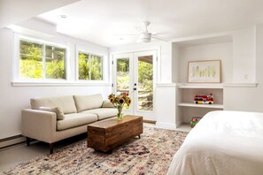 4 habitaciones, escritorio y tabla de planchar con plancha 