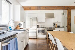 Jääkaappi, mikroaaltouuni, uuni, liesi