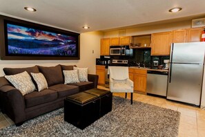 Televisión, chimenea y libros 