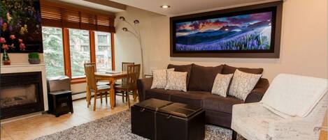 Een televisie, een open haard en boeken