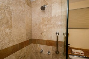 Badewanne, Haartrockner, Handtücher, Seife