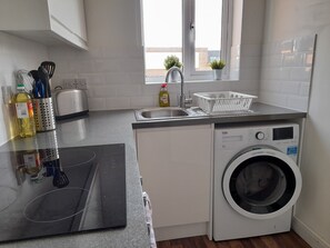 Fridge, microwave, oven, stovetop - Entire 2 bed apartment Hemel Hempstead | Free parking (Hemel Hempstead)