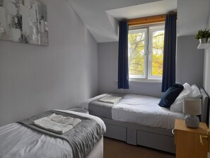 2 habitaciones, tabla de planchar con plancha, wifi y ropa de cama