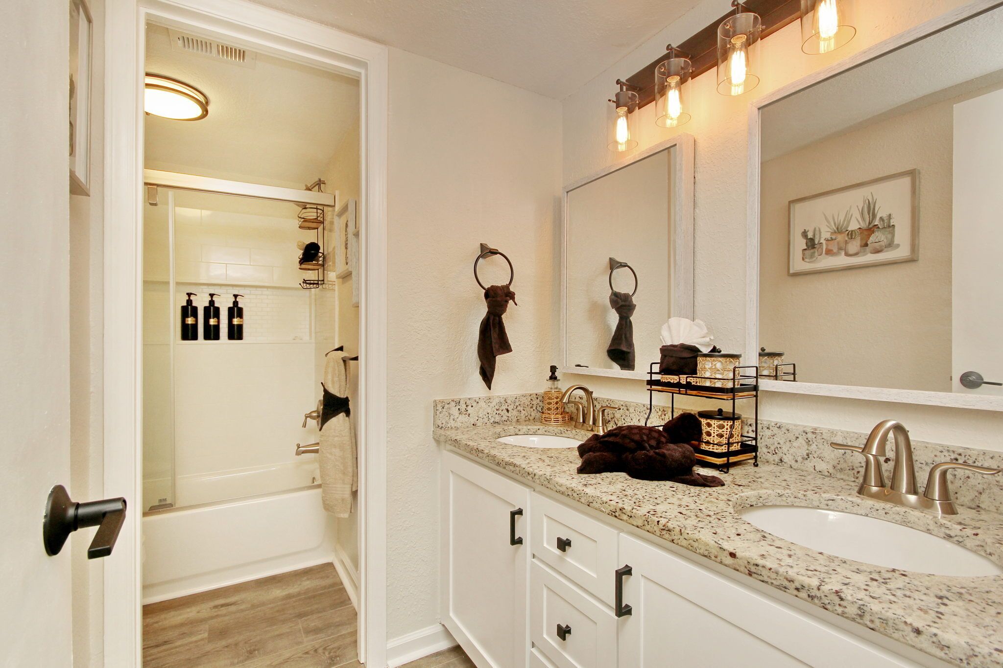 Cozy Beach Condo 💛 Oceanside Views, King Bed, Hot Tub and Pool (Indoor/Outdoor)