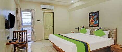 Standaard kamer | Een bureau, een strijkplank/strijkijzer