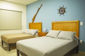 Een bureau, een strijkplank/strijkijzer, gratis wifi, beddengoed