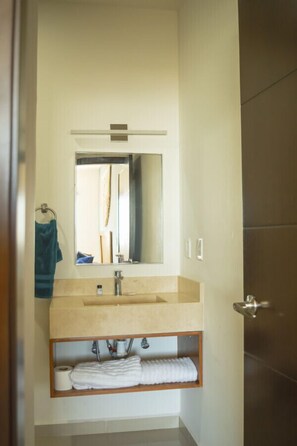 Een haardroger, handdoeken