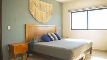 Escritorio, tabla de planchar con plancha, wifi gratis y ropa de cama