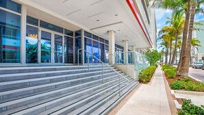 Front of property - Contemporary Apartment Hollywood (Hollywood)