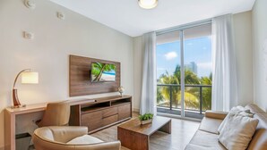 43-inch LCD TV with digital channels, TV, Netflix - Contemporary Apartment Hollywood (Hollywood)