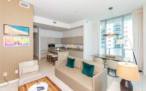 Flat-screen TV - 701 Hyde Beach, Luxury Great Ocean Front 2 Bed 2 Bath (Hollywood)
