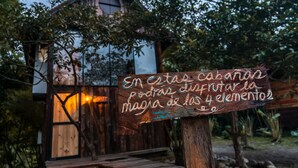 A rustic wooden cabin with a sign in front. - Glamping Lagos de Venecia (Santa Rosa de Cabal)