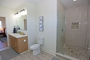 Badewanne, Haartrockner, Handtücher, Seife