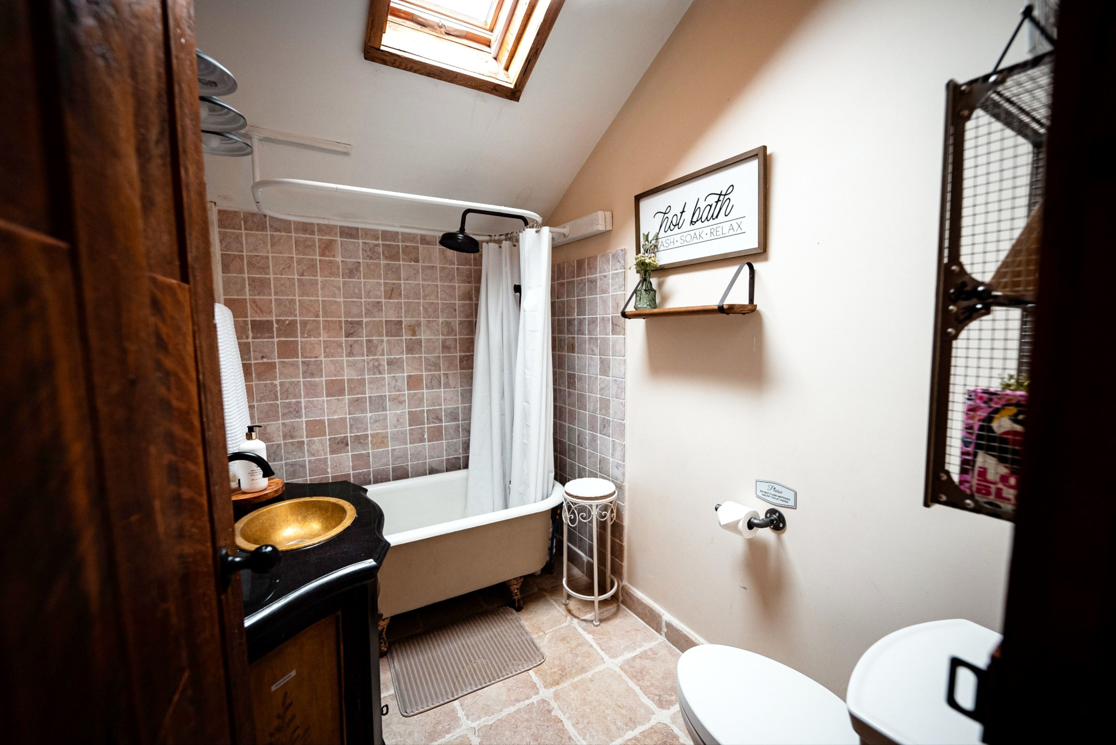 Cozy Cottage Perfect for Couples Getaway near the Smoky Mountain, Dollywood & PF