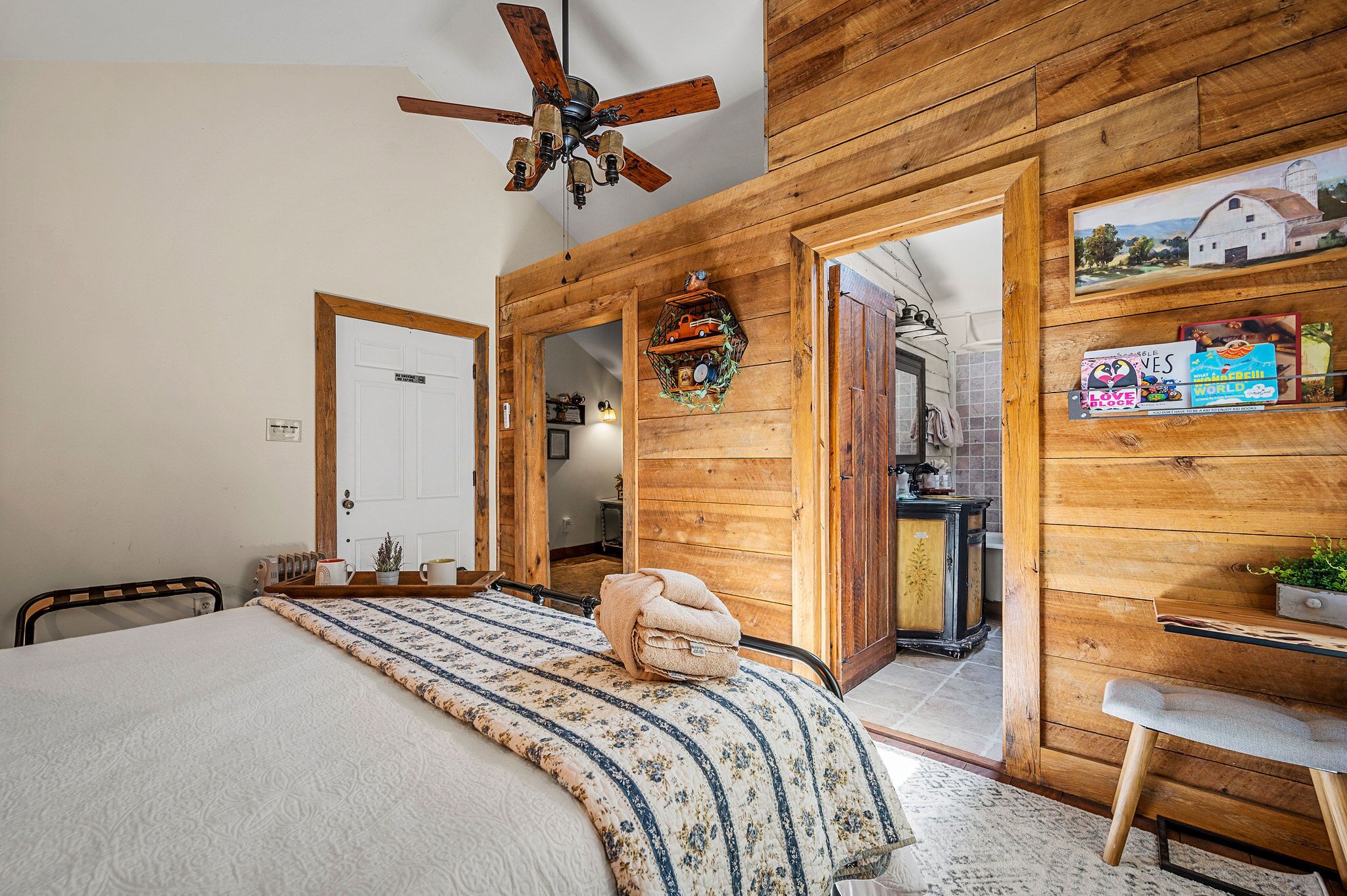 Cozy Cottage Perfect for Couples Getaway near the Smoky Mountain, Dollywood & PF