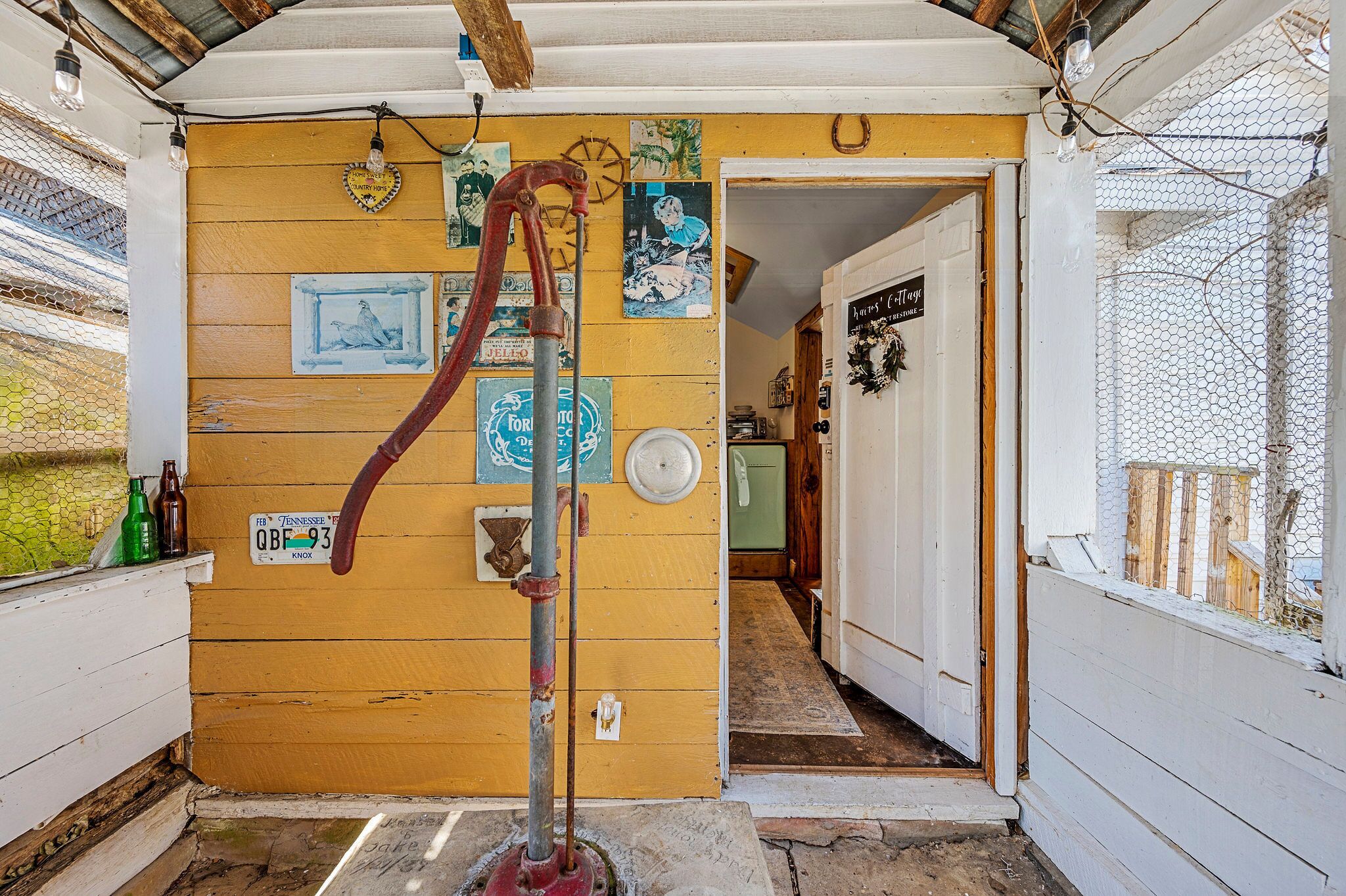 Cozy Cottage Perfect for Couples Getaway near the Smoky Mountain, Dollywood & PF