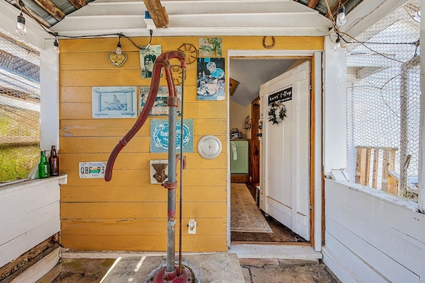 A glance at the entrance to the cottage.