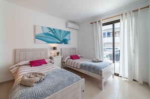 2 dormitorios, caja fuerte, tabla de planchar con plancha