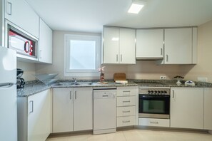 Frigorífico, microondas, horno y placa de cocina