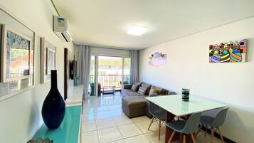 Apartamento conforto | Área de estar | TV 40 polegadas com canais via satélite