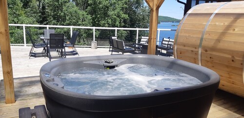  Hot tub. Sauna. Sandy beach. Heritage trail.