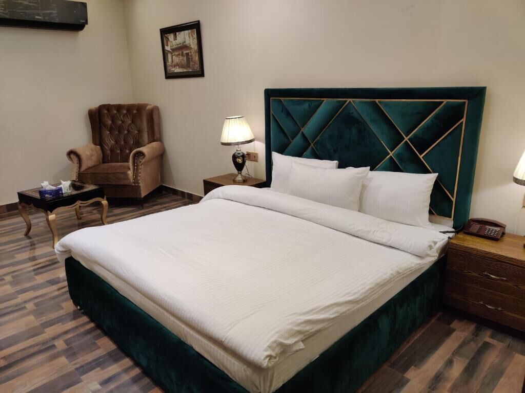 deluxe double room | free wifi, bed sheets