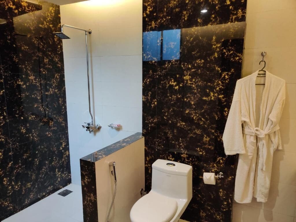 deluxe double room | bathroom | free toiletries, towels