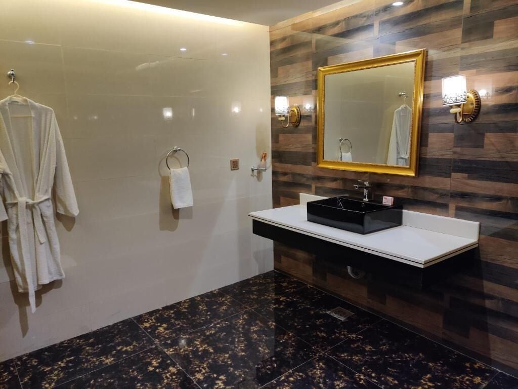 free toiletries, towels