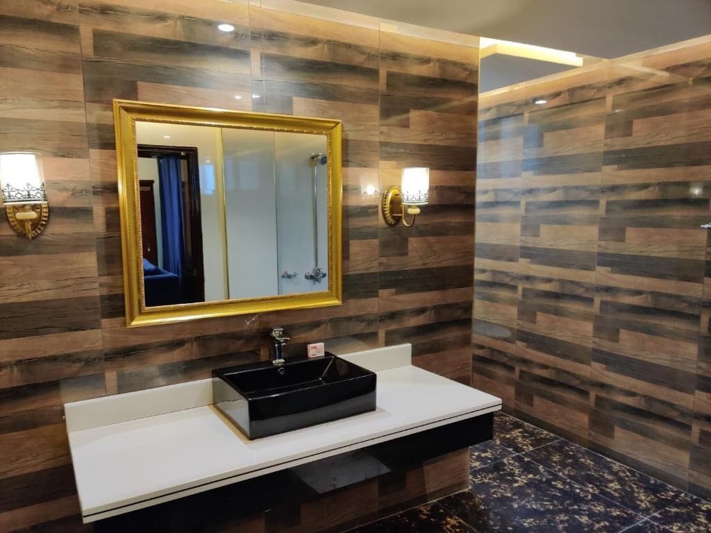 executive room | bathroom | free toiletries, towels