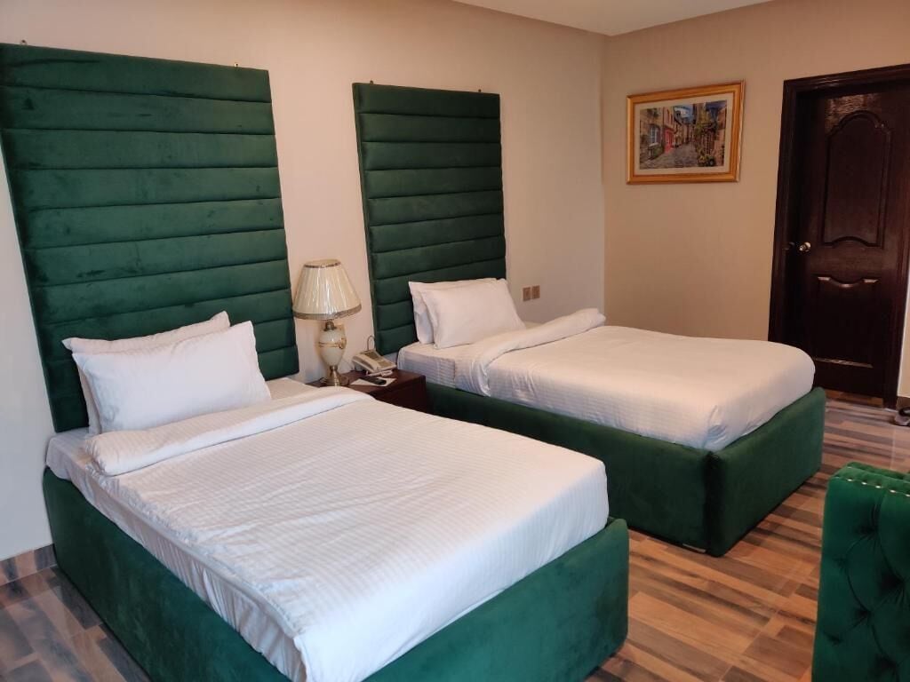 deluxe double room | free wifi, bed sheets