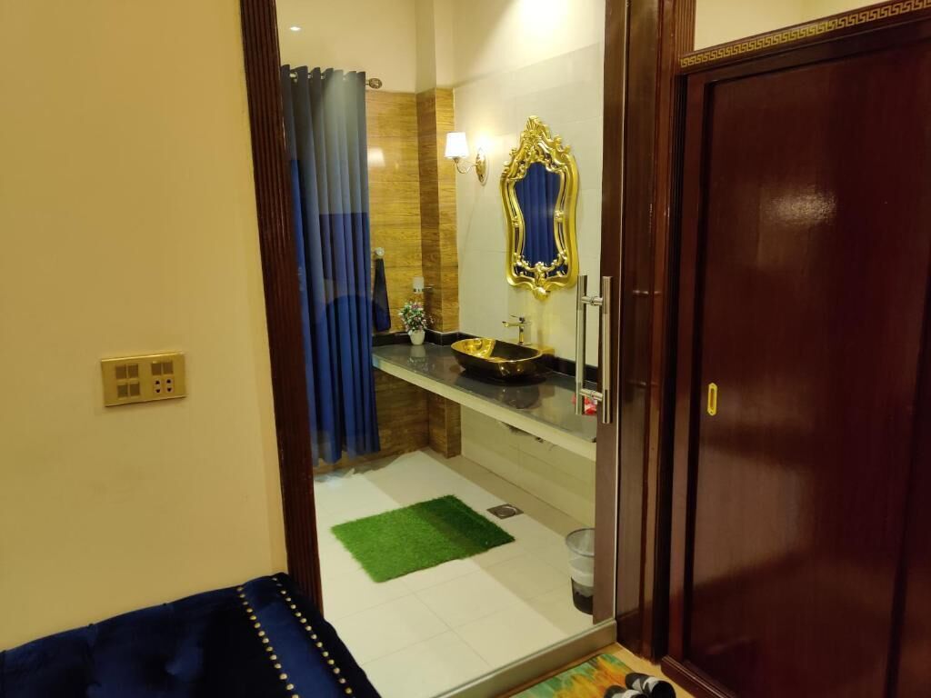 free toiletries, towels